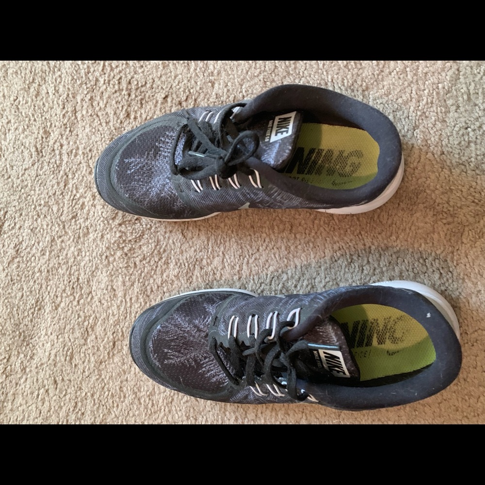 Women’s Nike black shoes sz 9.5